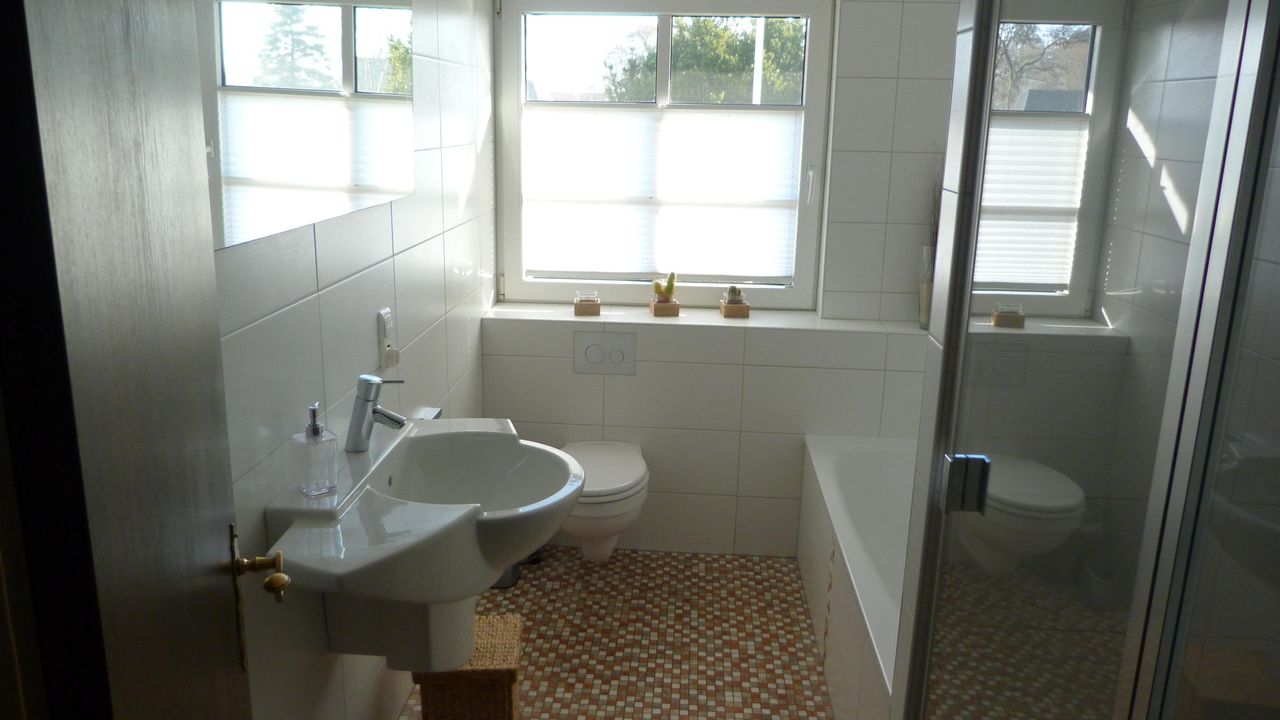Bad mit Dusche und Wanne im OG Bad mit Dusche und Wanne im OG